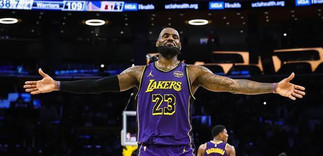 包含詹姆斯回归首秀大放异彩，马龙主场球迷高呼名字的词条-ayx sports